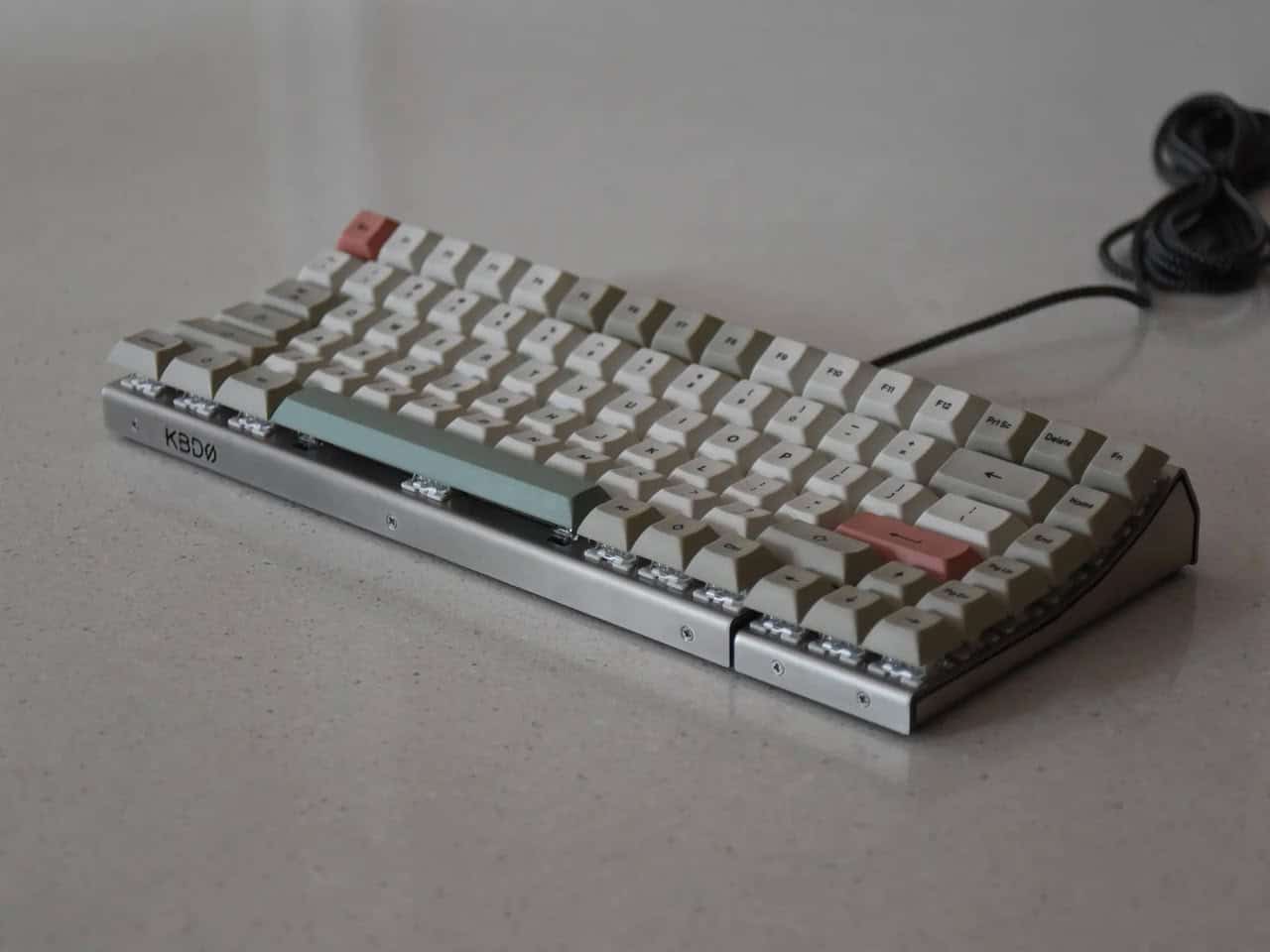 KBDØ Curve0 v2 : un clavier mécanique 75 % en acier inoxydable au design incurvé