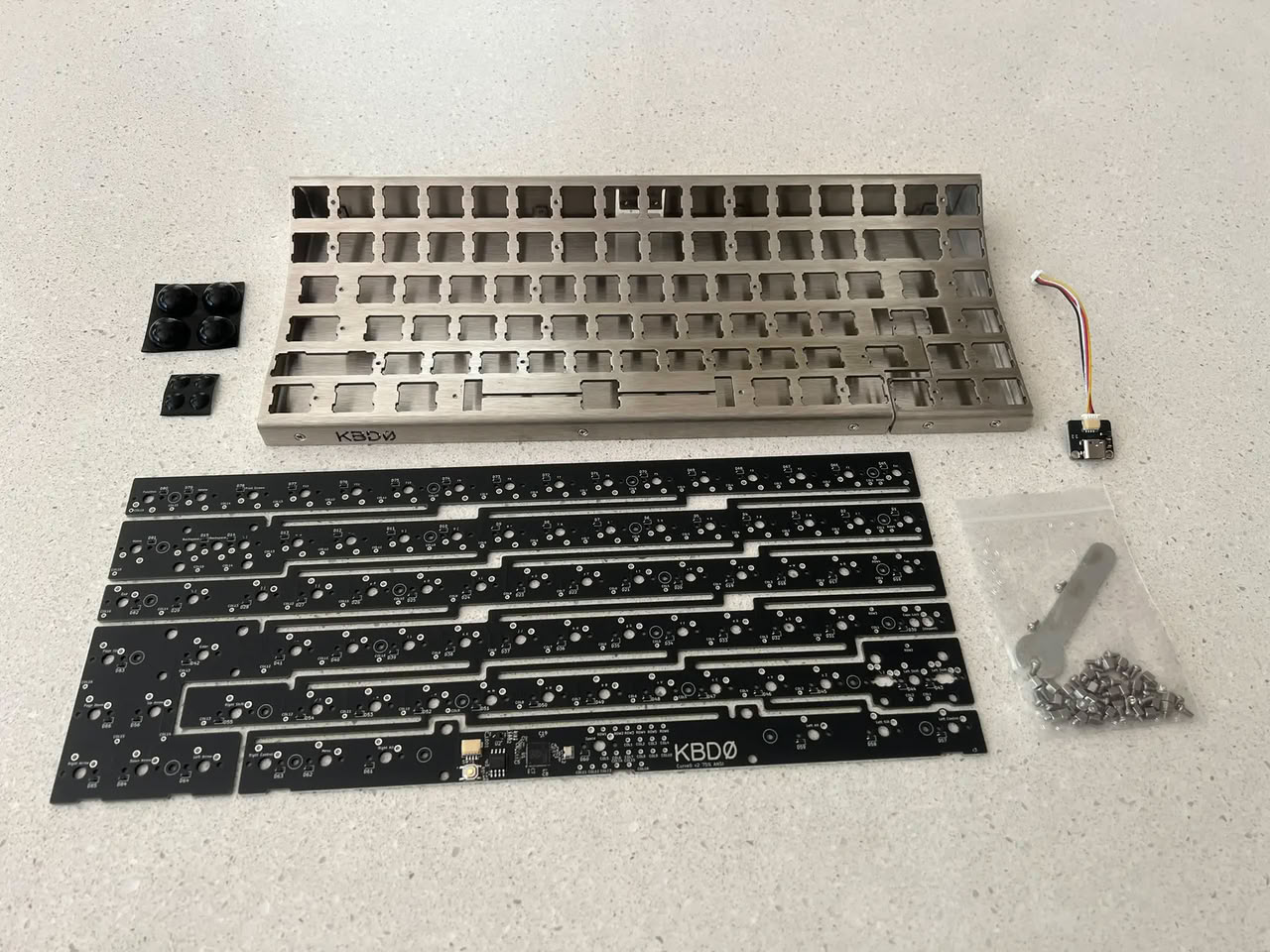 KBDØ Curve0 v2 : un clavier mécanique 75 % en acier inoxydable au design incurvé