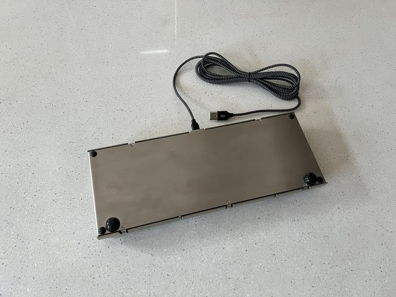 KBDØ Curve0 v2 : un clavier mécanique 75 % en acier inoxydable au design incurvé