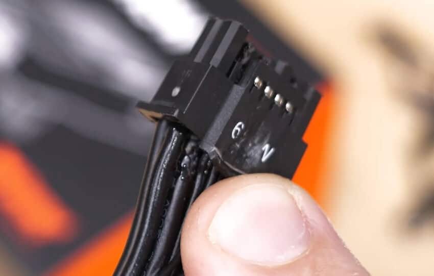 RTX 5090 : le connecteur d'alimentation fond à 175°C chez Hardware Unboxed